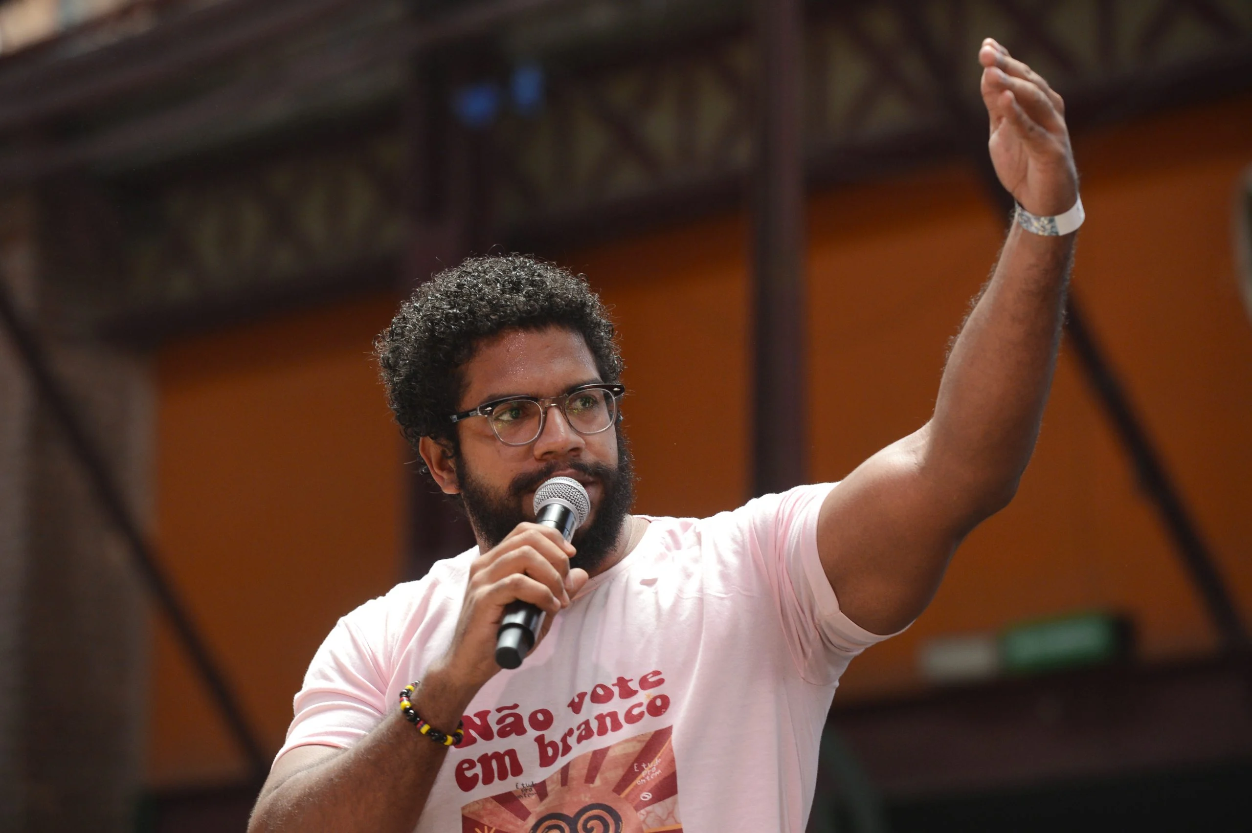 Jones Manoel: sua suposta “incoerência ideológica” e seu realismo político